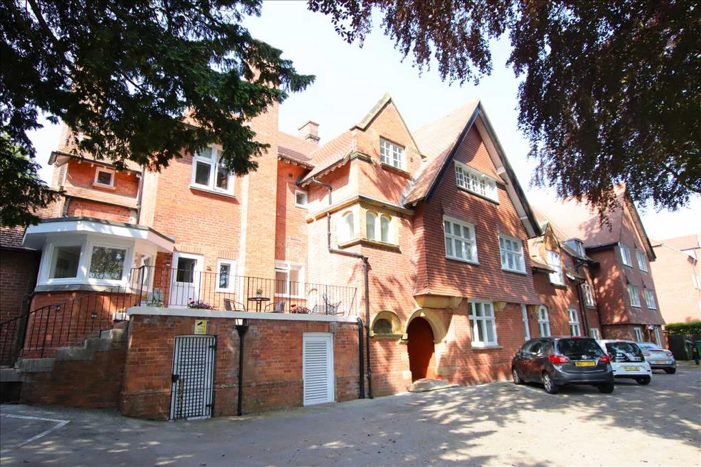 May Lodge Apts, Filey Road, Scarborough 3 bed apartment to rent £850 pcm (£196 pw)