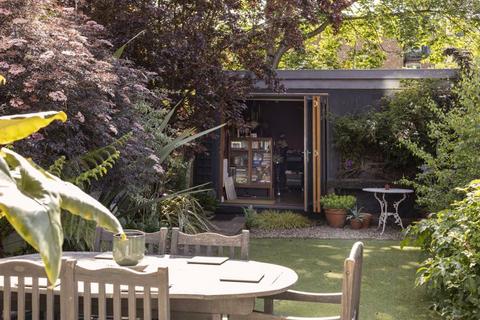 5 Dordrecht Road, London, W3 7TE