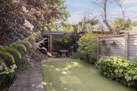 5 Dordrecht Road, London, W3 7TE