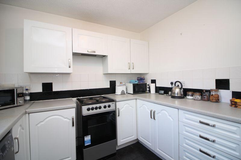 Clos Myddlyn, Beddau, Pontypridd, CF38 2JS 2 bed end of terrace house