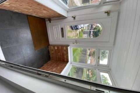 3 bedroom semi-detached house to rent, Charter Avenue