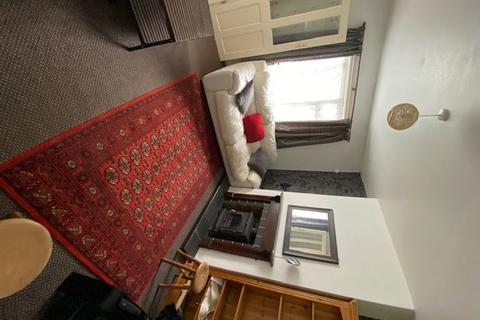 3 bedroom semi-detached house to rent, Charter Avenue