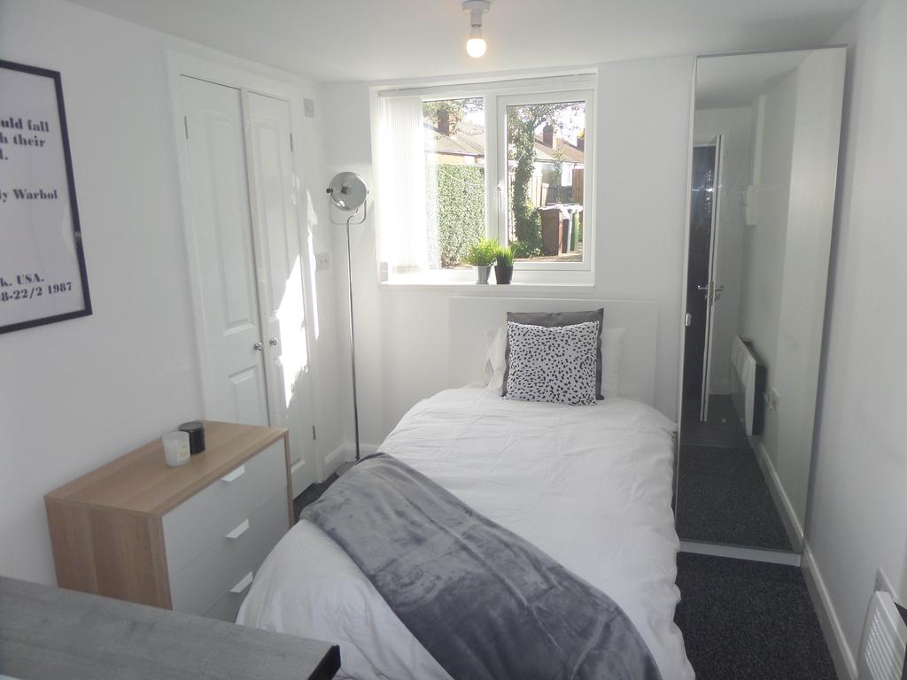 Mount Pleasant, Bilston, West Midlands, WV14 Studio £350 pcm (£81 pw)