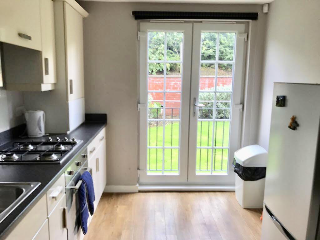 Kirktonholme Gardens, East Kilbride, G74 1BT 2 bed flat £650 pcm (£