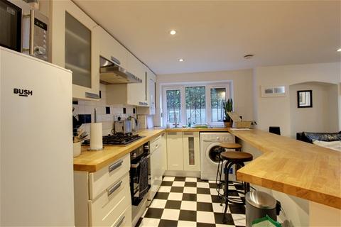 2 bedroom flat to rent, Marriott Road, Barnet, EN5