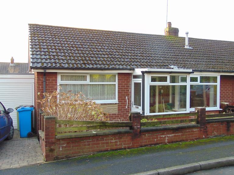 24 Kingsley Drive, Lees, Oldham 2 bed semidetached bungalow £135,000