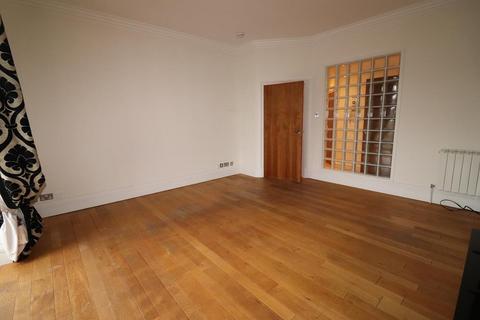 3 bedroom flat to rent, Queens Avenue North, Aberdeen, AB15