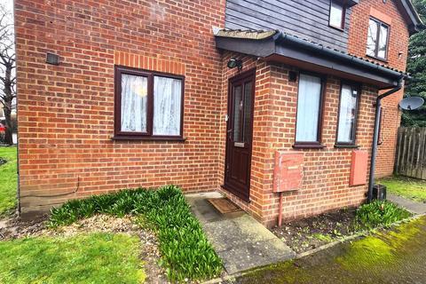 1 bedroom terraced house to rent, Mountbattern Close , Slough , Berkshire  SL1