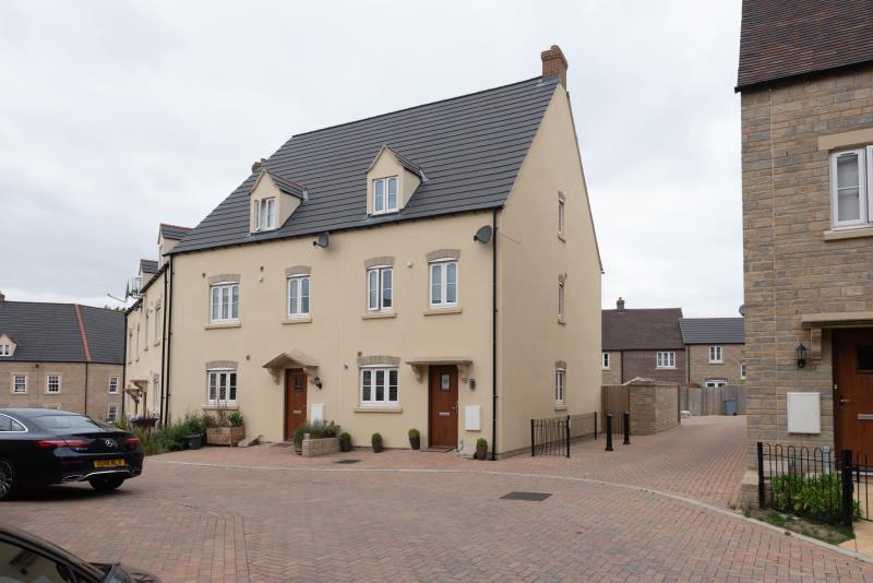 Buttercross Lane, Witney, Oxfordshire 3 bed terraced house £375,000