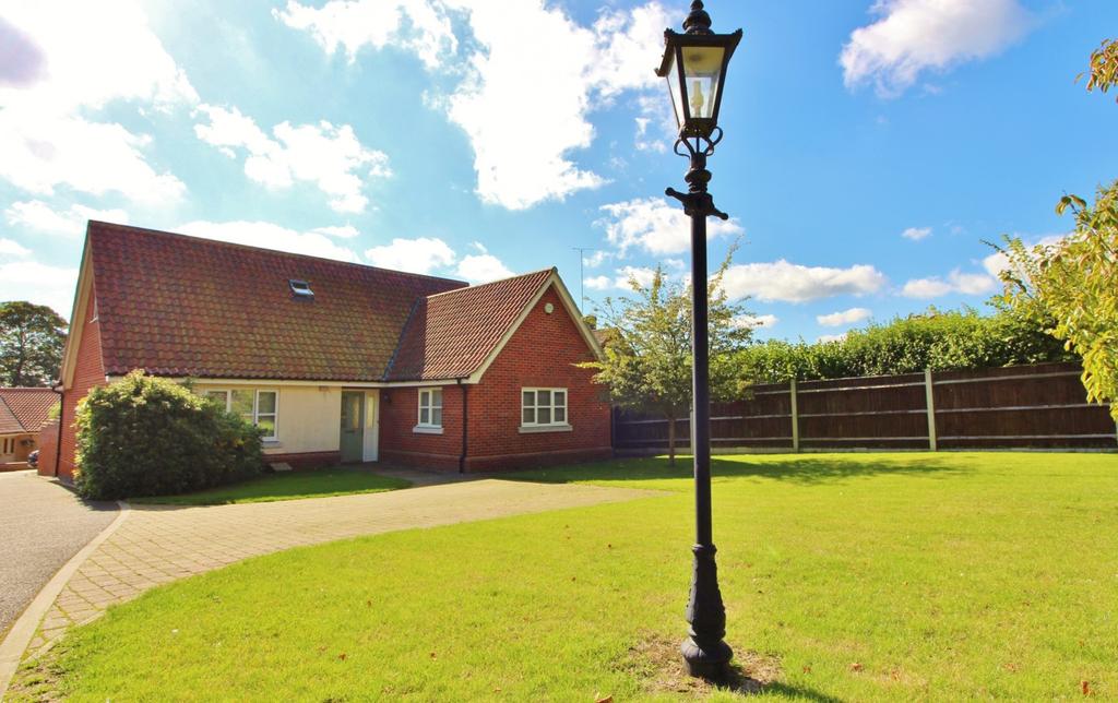 Normanston Drive, NR32 4 bed chalet £395,000