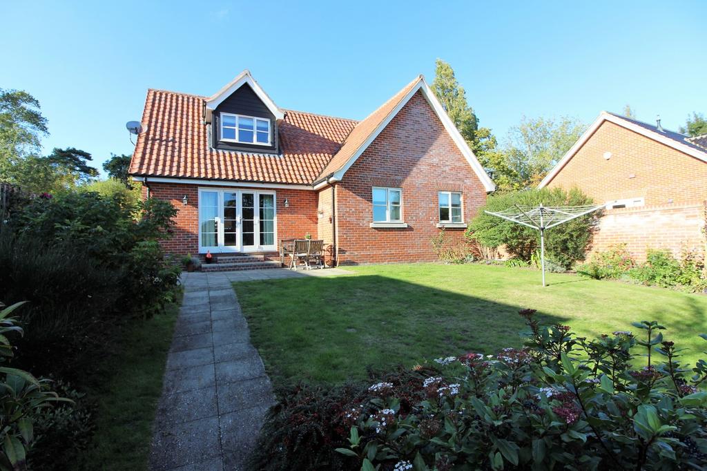 Normanston Drive, NR32 4 bed chalet £395,000