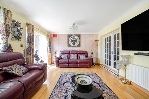 113 Queens Walk, Ruislip, HA4 0NW
