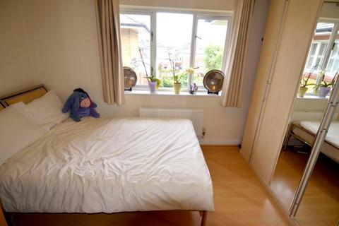 2 bedroom flat to rent, Myddleton Avenue, London, N4 Awaiting New Photographs