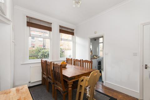 2 bedroom flat to rent, Salterford Road, Tooting, SW17