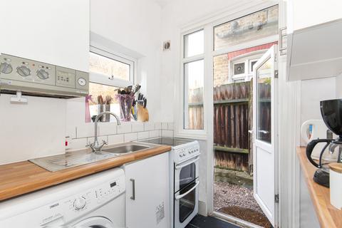 2 bedroom flat to rent, Salterford Road, Tooting, SW17