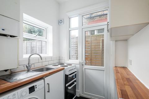 2 bedroom flat to rent, Salterford Road, Tooting, SW17