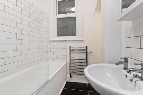 2 bedroom flat to rent, Salterford Road, Tooting, SW17