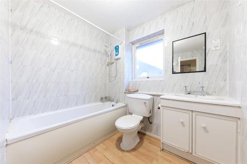 2 bedroom flat to rent, Taeping Street, London