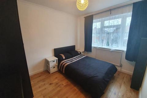 1 bedroom in a house share to rent, Grosvenor Avenue, Hayes UB4