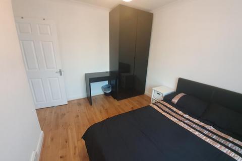 1 bedroom in a house share to rent, Grosvenor Avenue, Hayes UB4