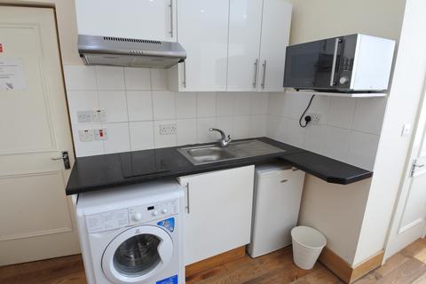 Studio to rent, Walm Lane, Willesden Green, London NW2