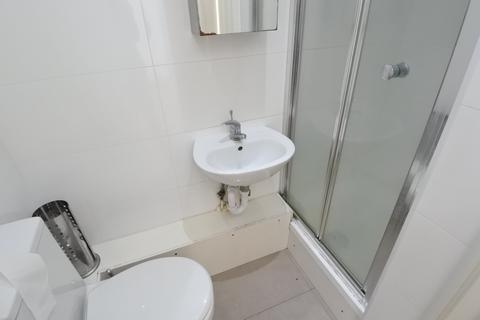 Studio to rent, Walm Lane, Willesden Green, London NW2