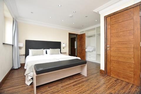 undefined, Commercial Road, London E1