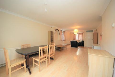 5 bedroom detached house to rent, Waterbrook Lane, Hendon