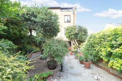 32 Portland Square, London, E1W 2QR