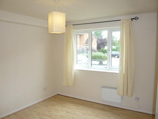 Apartment in Feltham - View 3