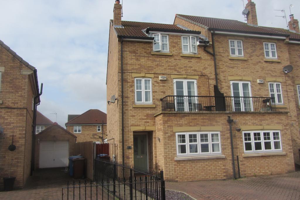 salix court, hull hu7 4 bed end of terrace house for sale - £150,000