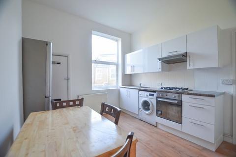 4 bedroom maisonette to rent, Amhurst Road, Hackney Central E8