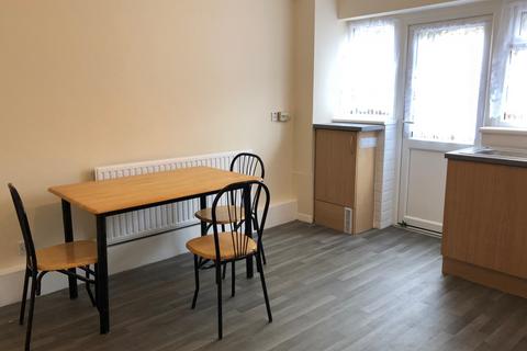 3 bedroom townhouse to rent, Victoria Road, Dagenham, Essex, RM10