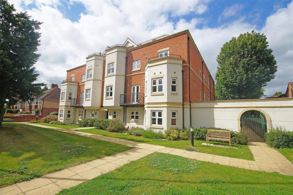 Hurst Road, Horsham 2 bed flat £365,000