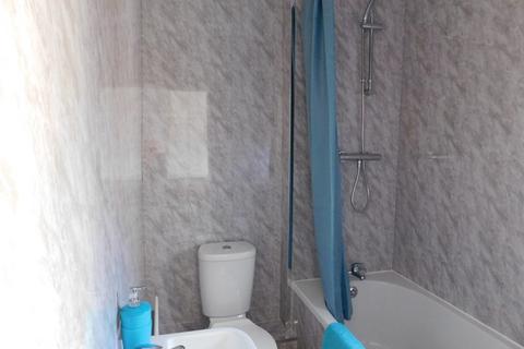 2 bedroom flat to rent, Rodsley Avenue, Gateshead