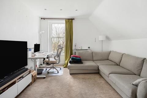 2 bedroom apartment for sale, Avenue Crescent, London, W3