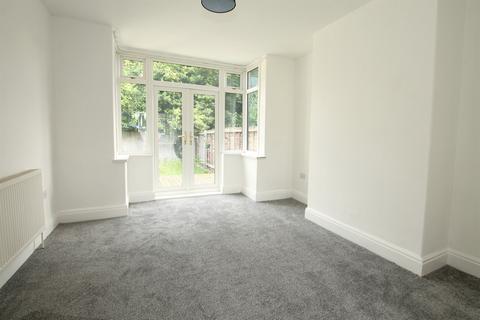 3 bedroom semi-detached house to rent, Strathmore Avenue, HU6