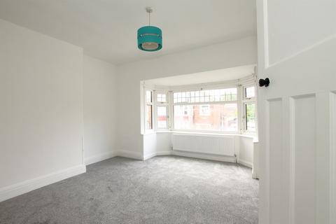3 bedroom semi-detached house to rent, Strathmore Avenue, HU6