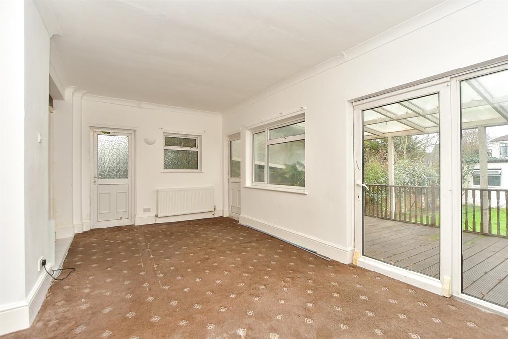 Lounge/Dining Area