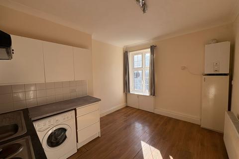 2 bedroom flat to rent, Golders Way , London, NW11