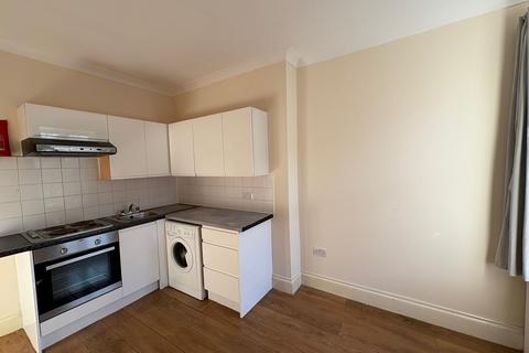 2 bedroom flat to rent, Golders Way , London, NW11