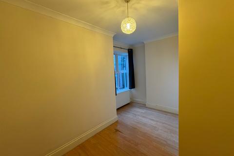 2 bedroom flat to rent, Golders Way , London, NW11