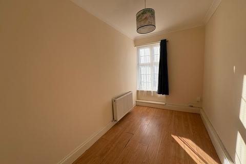 2 bedroom flat to rent, Golders Way , London, NW11