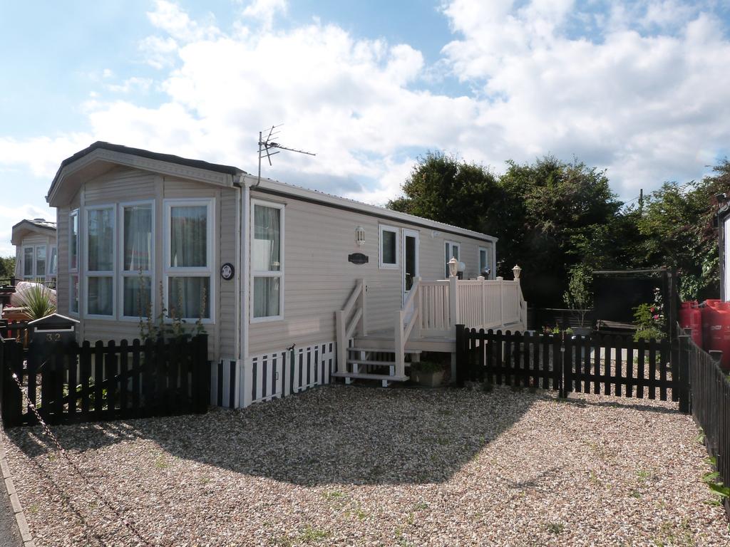 Freeways, off Montalan Crescent, Selsey 2 bed static caravan £125,000