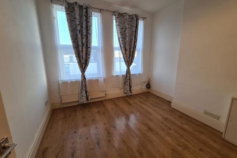 2 bedroom flat to rent, Flat 3, 238 Balby Road, DN4