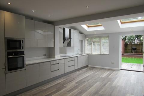 3 bedroom terraced house to rent - Trentham Street, London SW18 5AR