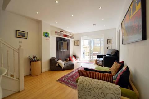 4 bedroom terraced house to rent, Ruston Street, London, E3