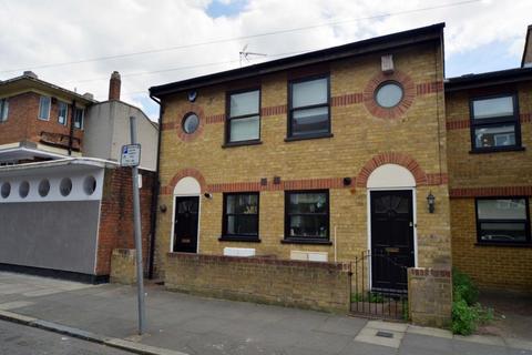 4 bedroom terraced house to rent, Ruston Street, London, E3
