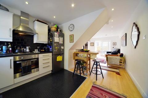 4 bedroom terraced house to rent, Ruston Street, London, E3