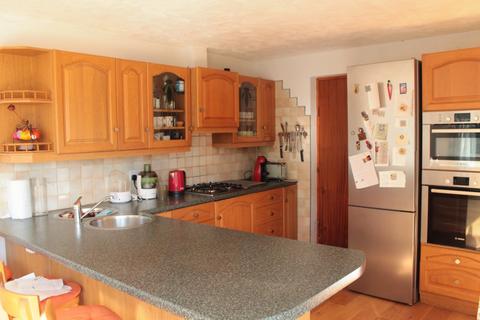 3 bedroom semi-detached house to rent, Chanctonbury Chase, Redhill